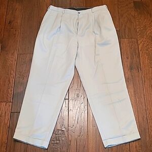 Van Heusen men's pleated khaki pants with cuffed hem size 38x32